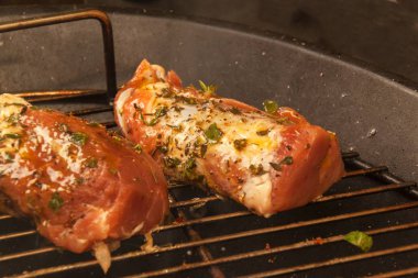 Domuz eti bonfile ızgara. Çiftlik miras domuz eti bonfile Barbekü üzerinde ortaya çıkar..