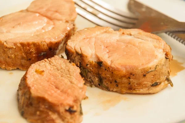 Filet de porc sur gril. Filet de porc patrimonial élevé sur le barbecue . — Photo