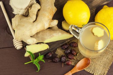 Zencefil çayı. Soğuk algınlığı ve grip için doğal tedavi. Zencefil, limon, bal ve kuşburnu grip karşı çay.