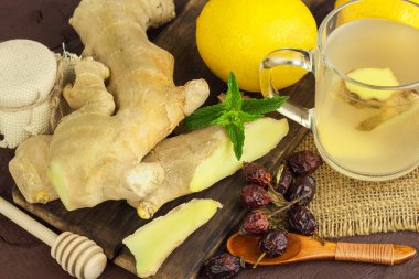 Zencefil çayı. Soğuk algınlığı ve grip için doğal tedavi. Zencefil, limon, bal ve kuşburnu grip karşı çay.
