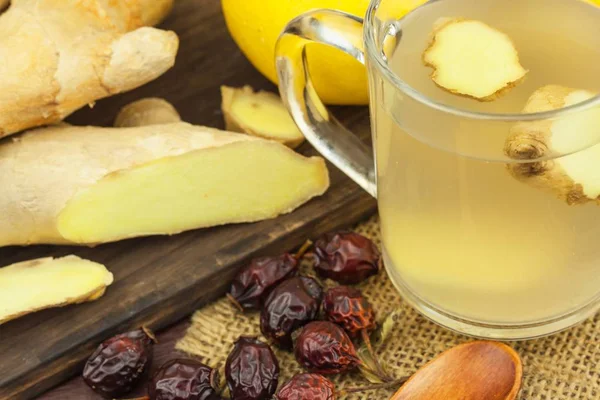 Tè allo zenzero. Trattamento naturale per raffreddori e influenza. Tè allo zenzero, limone, miele e rosa canina contro l'influenza . — Foto Stock