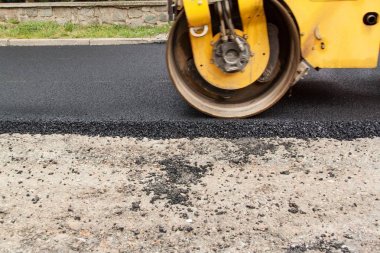 Yeni asfalt yol. Yol asfaltı çalışıyor. İnşaat çalışmaları.