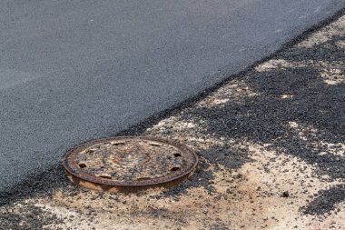 Yeni asfalt yol. Yol asfaltı çalışıyor. İnşaat çalışmaları.