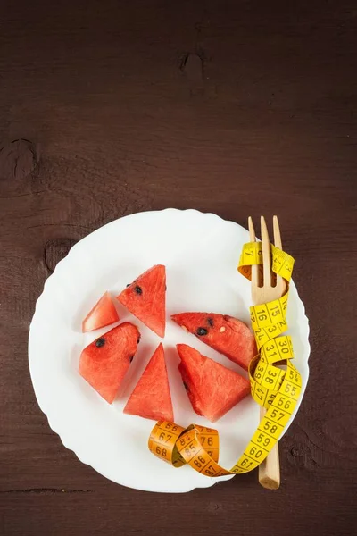 Concepto dietético. Melón sobre una mesa de madera. Una dieta estricta. Reducción de sobrepeso . —  Fotos de Stock