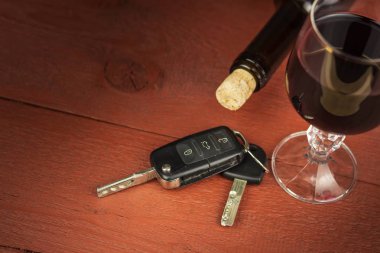 Alkol etkisi altında sürüş. Tehlikeli bir yolculuk. Alkol direksiyonuna. Sarhoş sürücü.