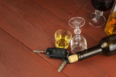 Alkol etkisi altında sürüş. Tehlikeli bir yolculuk. Alkol direksiyonuna. Sarhoş sürücü.