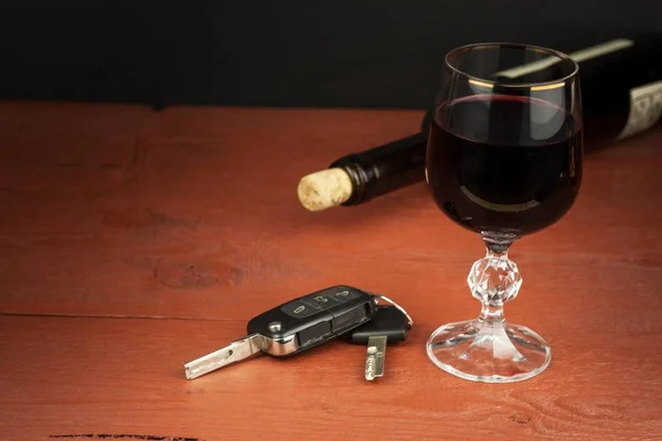 Conducir bajo la influencia del alcohol. Un viaje peligroso. Alcohol al volante. Conductor borracho . — Foto de Stock