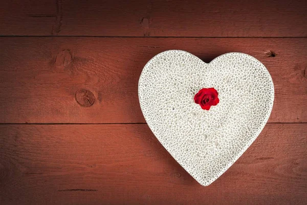 Srdce na dřevěném prkénku. Romantické pozadí. Přání pro den svatého Valentýna. Místo pro text. — Stock fotografie