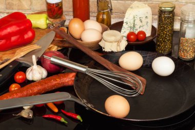 Çelik tava ocakta. Mutfak eşyaları. Yumurta omlet hazırlanması. Diyet gıda.
