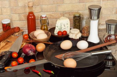 Çelik tava ocakta. Mutfak eşyaları. Yumurta omlet hazırlanması. Diyet gıda.