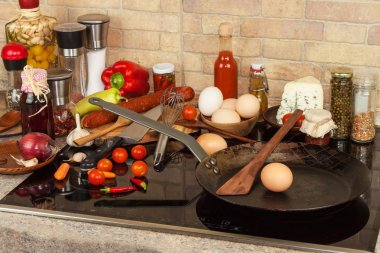 Çelik tava ocakta. Mutfak eşyaları. Yumurta omlet hazırlanması. Diyet gıda.