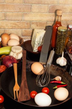 Çelik tava ocakta. Mutfak eşyaları. Yumurta omlet hazırlanması. Diyet gıda.
