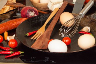 Çelik tava ocakta. Mutfak eşyaları. Yumurta omlet hazırlanması. Diyet gıda.