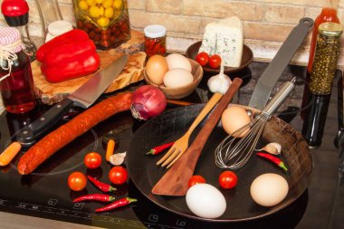 Çelik tava ocakta. Mutfak eşyaları. Yumurta omlet hazırlanması. Diyet gıda.