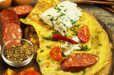 Mutfak masasında yumurtalı omlet. Diyet gıda.