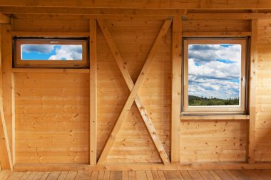 Ekolojik bir evin boş inşaat alanında. Ahşap yapı detayını. Pencere bina göster.
