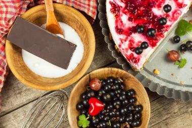 Frenk üzümü ve peynirli kek krem ile yaz tatlı. Sağlıklı zevk.