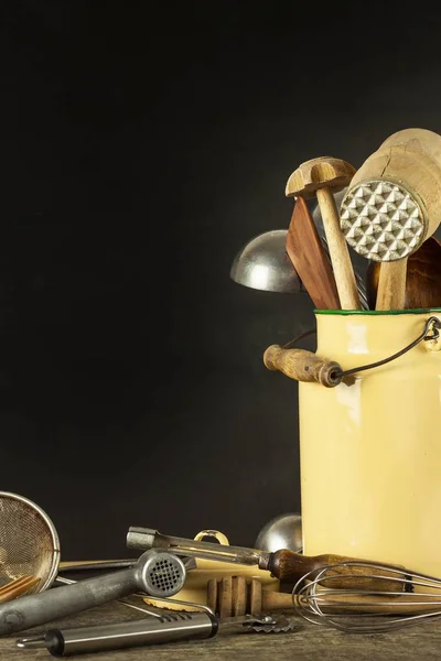 Outils de cuisine sur une table en bois. Les outils de Cook. Équipement traditionnel de la cuisine rurale . — Photo