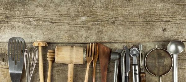 Outils de cuisine sur une table en bois. Les outils de Cook. Équipement traditionnel de la cuisine rurale . — Photo
