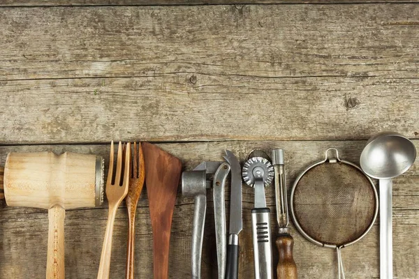 Herramientas de cocina sobre una mesa de madera. Herramientas de cocina. Equipamiento tradicional de cocina rural . — Foto de Stock