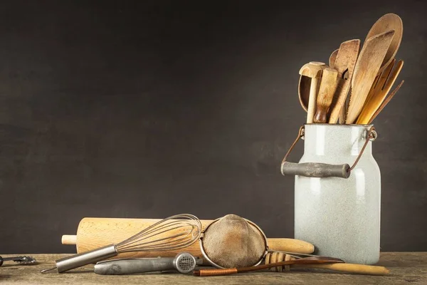 Küchengeräte auf einem Holztisch. Kochutensilien. traditionelle Ausstattung der ländlichen Küche. — Stockfoto