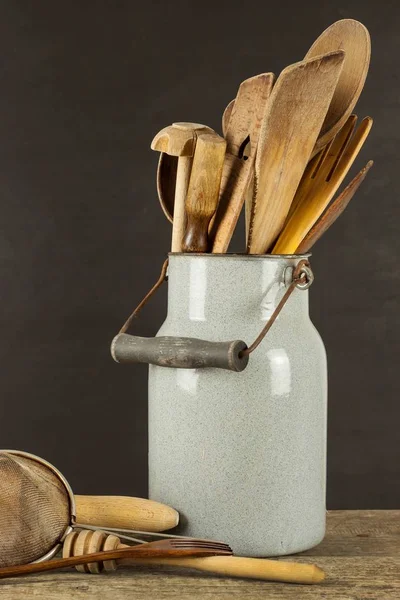 Εργαλεία κουζίνας σε ένα ξύλινο τραπέζι. Εργαλεία του μάγειρα. Παραδοσιακός εξοπλισμός της αγροτικής κουζίνας. — Φωτογραφία Αρχείου