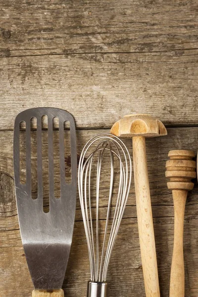 Кухонні інструменти на дерев'яному столі. Інструменти Кука. Традиційне обладнання сільської кухні . — стокове фото