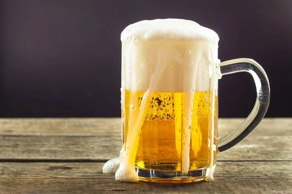 Öntés egy fából készült asztal üveg sört. Alkoholtartalmú italok. Alkoholmentes sört. Eladó a sör a bárban. — Stock Fotó