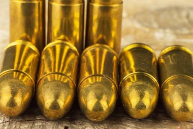 9mm kalibre kartuşlarını. Silah ve mühimmat satışı. Silah taşıma hakkı.