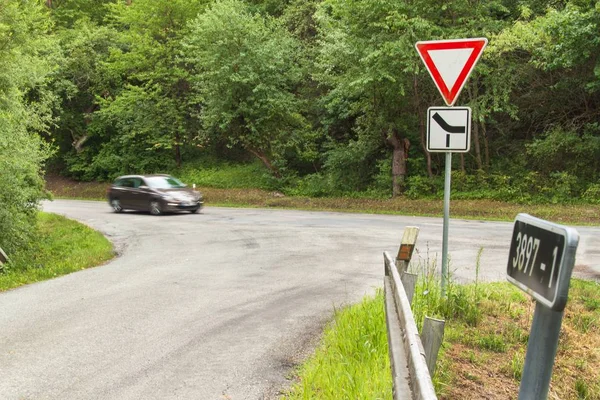 Encrucijada rural en la República Checa. La señal de tráfico tiene prioridad . —  Fotos de Stock