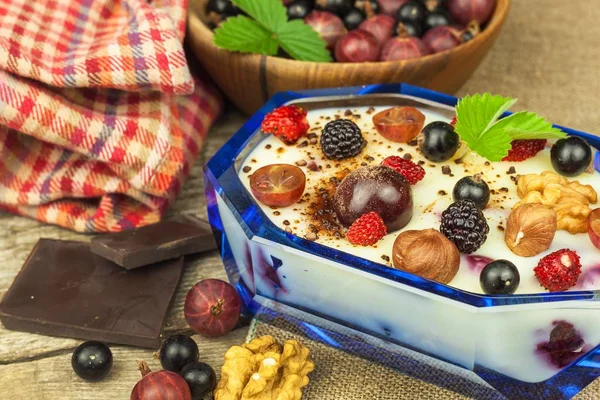 Pudding with oatmeal and black currant. Summer freshness of fresh fruit. Healthy snacking.