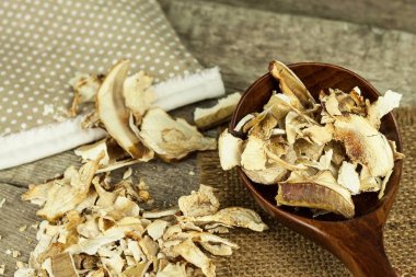 Kurutulmuş mantar ahşap tablo. Satılık kurutulmuş yenilebilir mantar yığını.