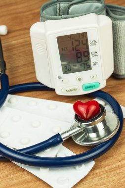 Yüksek kan basıncı ölçümü. Medeniyet hastalığı tedavi. Hasta kalp.