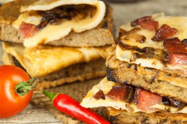 Yumurtalı omlet ve biber ahşap bir masa üzerinde kızarmış ekmek. Fastfood.