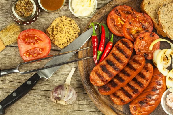 Salsiccia alla griglia con senape su un tagliere di legno. Festa estiva barbecue. Farina grassa . — Foto Stock