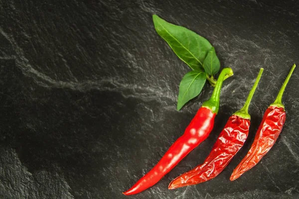 Chilli Peppers em cima da mesa. Anúncio de venda de especiarias. Refeições exóticas. Especiarias saudáveis . — Fotografia de Stock