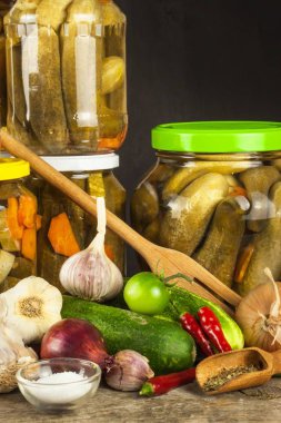 Mutfakta ekşi salatalık hazırlanıyor. Kavanoz içinde salatalık turşusu. Evde konserve sebze. Çiftlik hayatı.