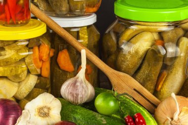 Mutfakta ekşi salatalık hazırlanıyor. Kavanoz içinde salatalık turşusu. Evde konserve sebze. Çiftlik hayatı.