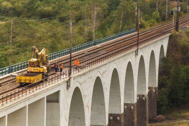 Dolni Locky, Çek Cumhuriyeti-25 Temmuz 2017: eski demiryolu Köprüsü Dolni Loucky Köyü tamiri. 1940'ta köprü inşaatı başladı ve İkinci Dünya Savaşı sırasında bir parçası olduğunu