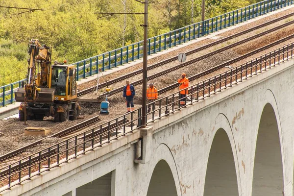 DOLNI LOCKY, REPÚBLICA CHECA - JULHO 25, 2017: Reparação da antiga ponte ferroviária na aldeia de Dolni Loucky. A construção da ponte começou em 1940 e durante a Segunda Guerra Mundial foi parte de — Fotografia de Stock