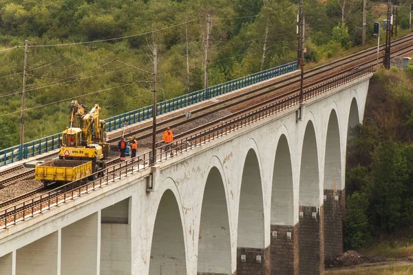 Dolni Locky, Tsjechië-25 juli 2017: reparatie van de oude spoorwegbrug in het dorp van Dolni Loucky. De bouw van de brug begon in 1940 en tijdens de Tweede Wereldoorlog maakte het deel uit van — Stockfoto