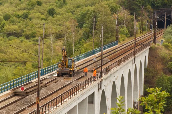 DOLNI LOCKY, REPÚBLICA CHECA - 25 DE JULIO DE 2017: Reparación del antiguo puente ferroviario en el pueblo de Dolni Loucky. La construcción del puente comenzó en 1940 y durante la Segunda Guerra Mundial fue parte de — Foto de Stock