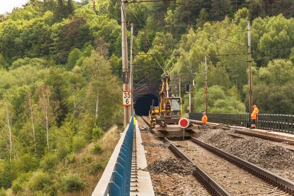 DOLNI LOCKY, REPÚBLICA CHECA - 25 DE JULIO DE 2017: Reparación del antiguo puente ferroviario en el pueblo de Dolni Loucky. La construcción del puente comenzó en 1940 y durante la Segunda Guerra Mundial fue parte de —  Fotos de Stock