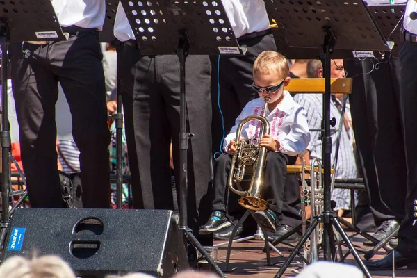 Buchlovice, Repubblica Ceca, 29 luglio 2017: Il ragazzino suona la tromba alle feste popolari. Un bambino dotato. Feste tradizionali di raccolta degli agricoltori di aglio . — Foto Stock