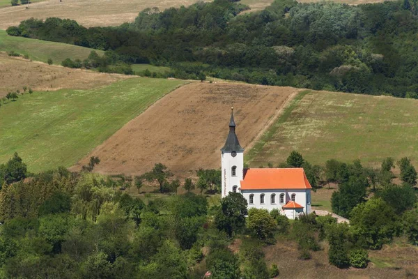 Igreja solitária em uma paisagem rural. Fé em Deus. Vida no campo . — Fotografia de Stock