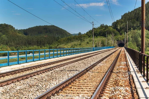 Demiryolu Köprüsü'nde tünel girişi. Avrupa'da trenle seyahat.