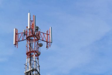 cep telefonu ve mavi gökyüzü iletişim kuleleri.