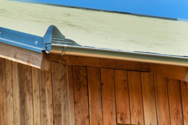 Yeni galvanizli çatıdan yağmur suyu drenaj. Bahçe Sulama için su. Bir eko-ev inşa.