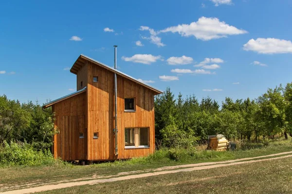 Eco-friendly, wood-house at the woods. Energy saving. Living in nature. Wooden building. — Stock Photo, Image
