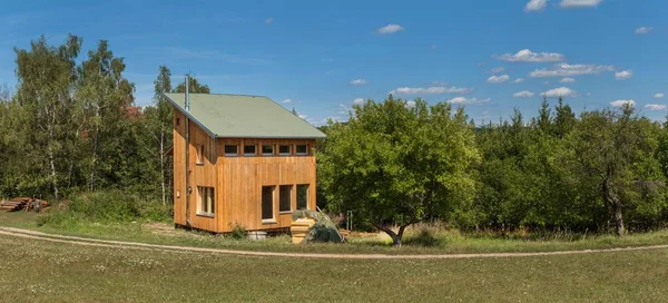 Miljövänlig, trä-hus vid skogen. Spara energi. Lever i naturen. Träbyggnad. — Stockfoto